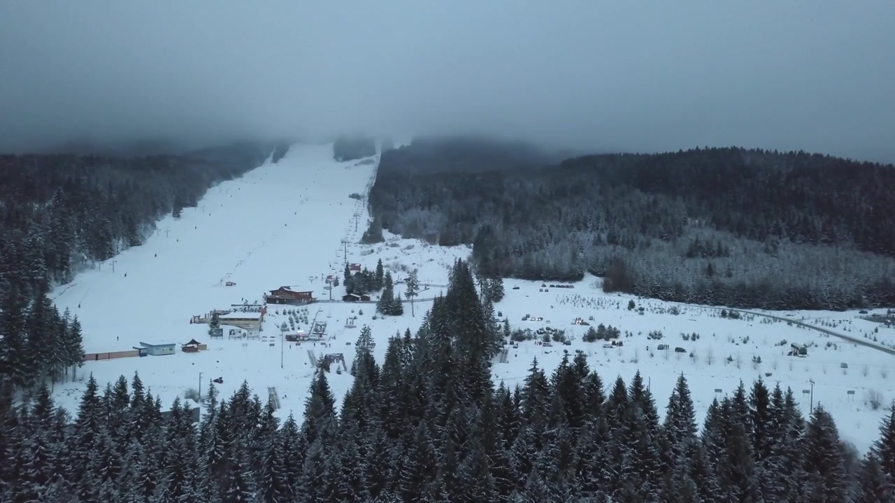 Dronekuva pilvisestä lomakohteesta.