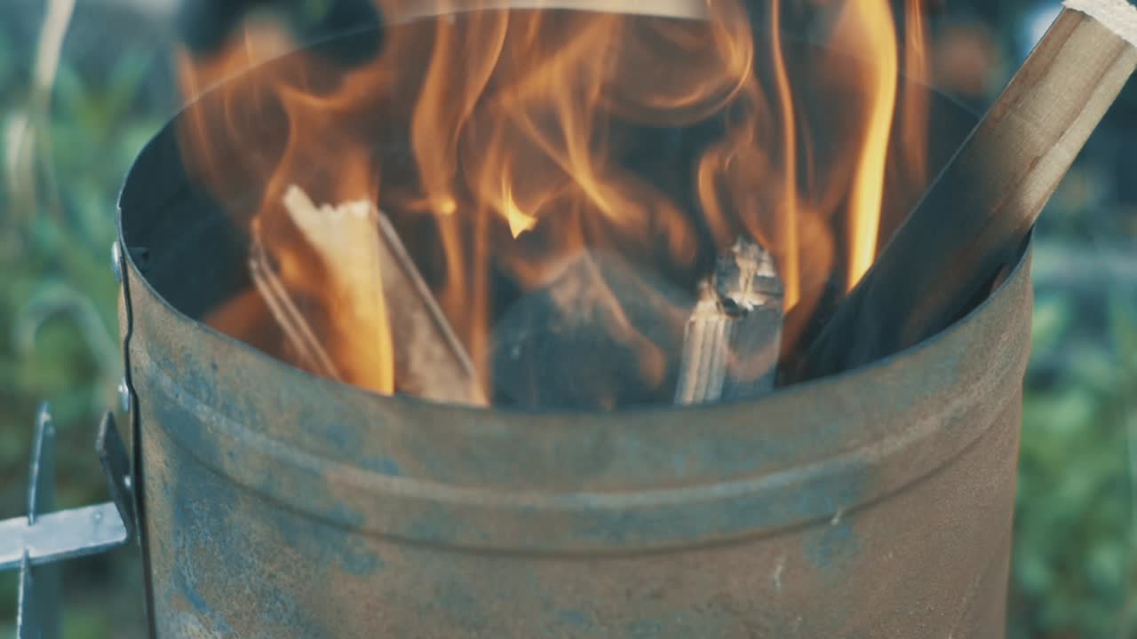 fuego ardiente en el detalle de cerca preparándose para la fiesta de la parrilla