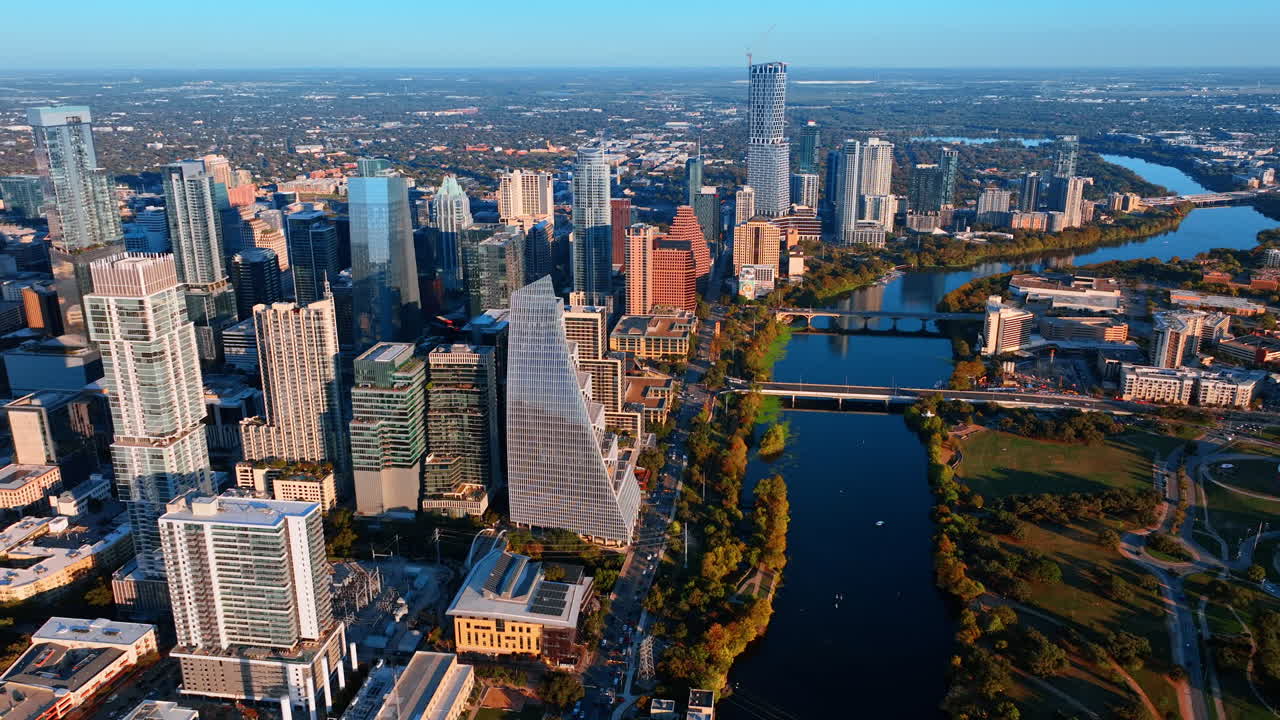Austin, USA, 21 novembre 2025: Panorama della splendida Austin, Texas, USA attraversata dal fiume Colorado. Veduta dall'alto del centro città con i grattacieli nella luminosa luce del sole.