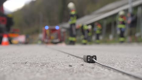 Bomberos-En-La-Escena-Del-Accidente-Automovilístico,-Luces-Azules,-Fondo-Borroso,-Cámara-Lenta