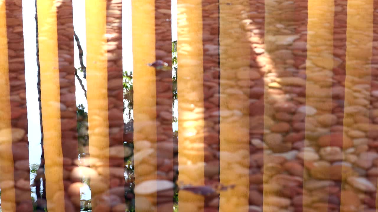 архитектурные узоры оранжевые столбы отражаются в воде