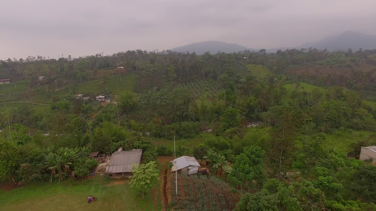 Landelijk Ecuadoraans stadje met mistige bergen en velden in de verte