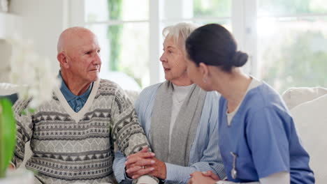 Gesundheitsversorgung,-Untersuchung-Und-Eine-Krankenschwester,-Die-Mit-Einem-Alten-Mann-Spricht