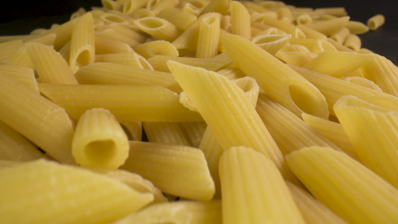 pila de primer plano de pasta penne