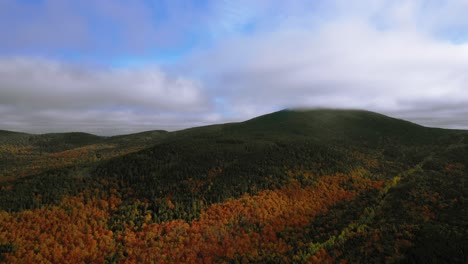 Imágenes-Aéreas-Retrocediendo-Desde-La-Montaña-En-Los-Colores-Máximos-Del-Otoño