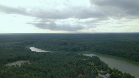 Fluss,-Der-Sich-Durch-Ein-Tiefland-Schlängelt,-Das-Mit-Dichtem-Wald-Bedeckt-Ist