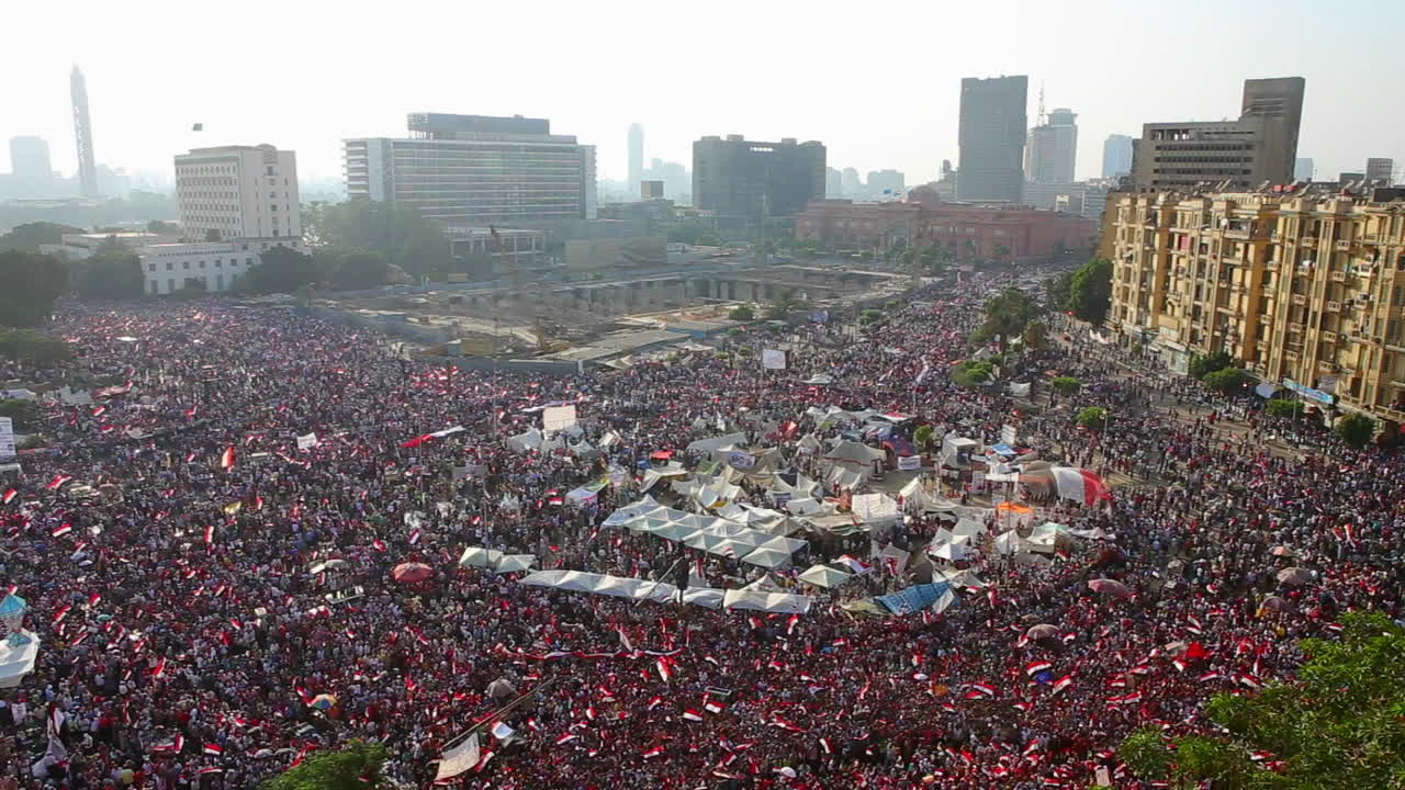 이집트 카이로의 타흐리르 광장에 모인 군중들