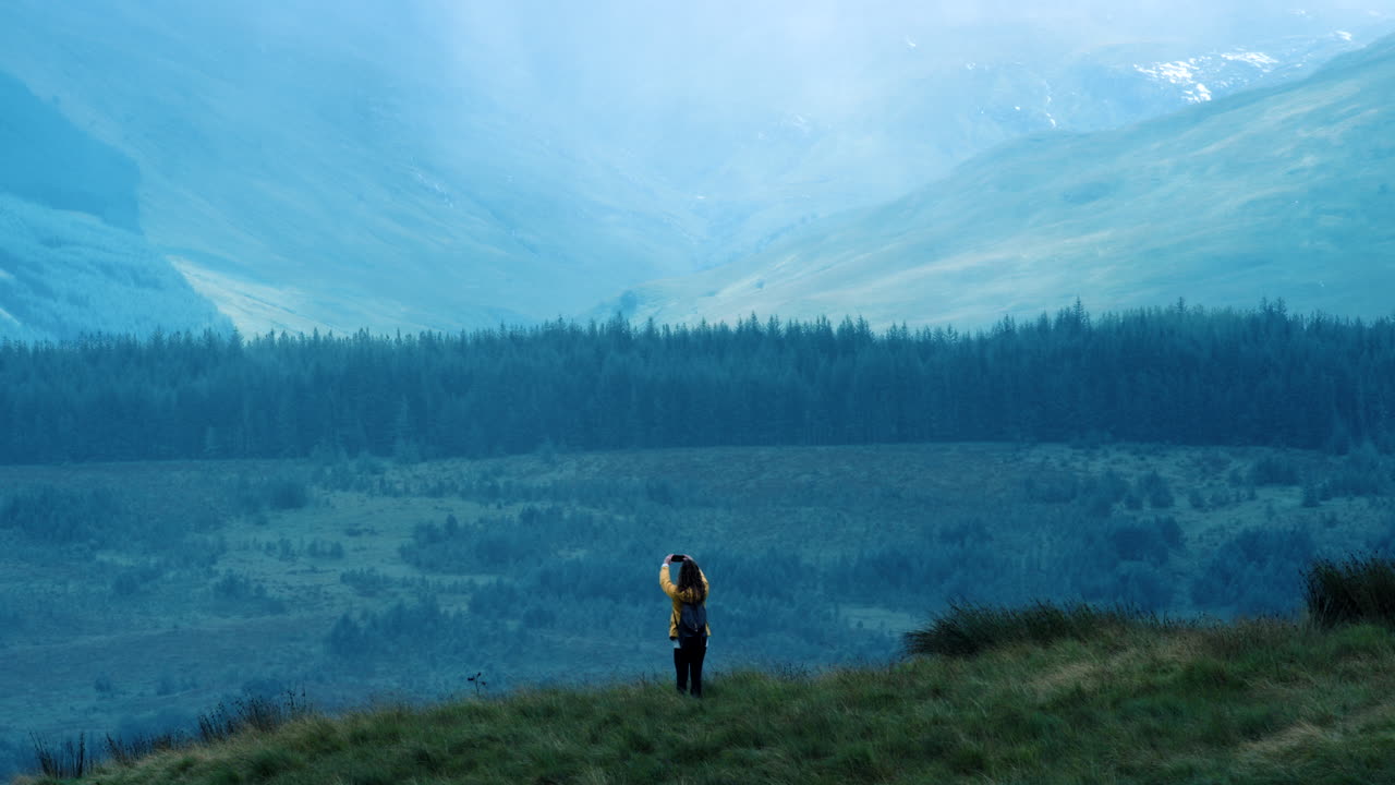경치 좋은 산 계곡 의 사진 을 찍는 여자
