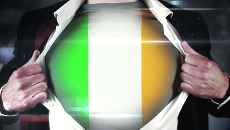 hombre de negocios abriendo la camisa para revelar la bandera irlandesa