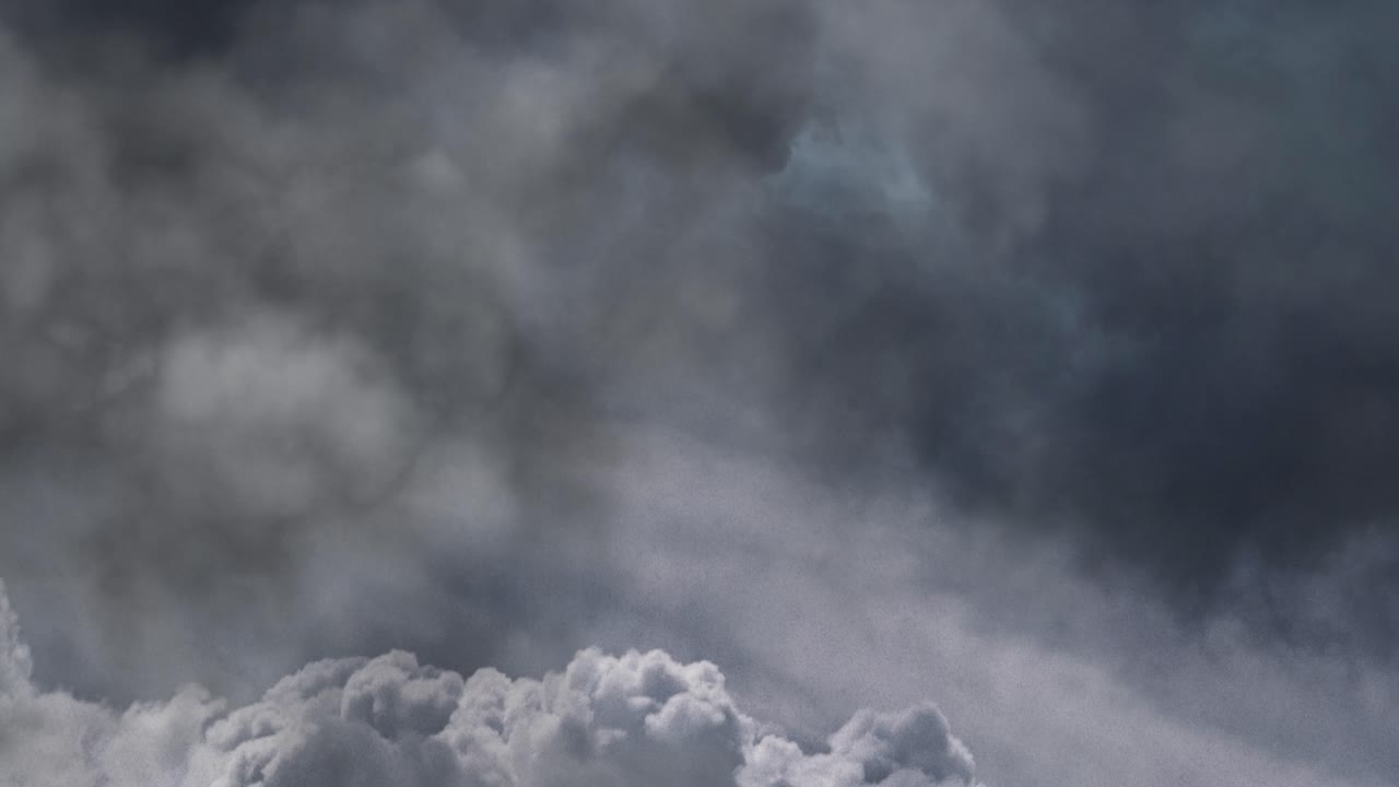 검은 구름 바탕에 번개가 떨어집니다.