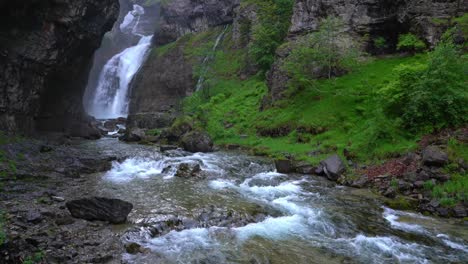 Wasserfall-Auf-Einer-Klippe-In-Den-Bergen-In-Der-Nähe-Von-Bäumen