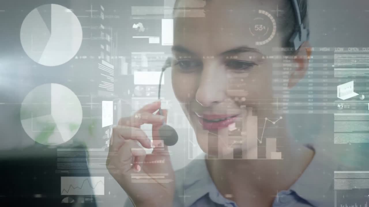animación del procesamiento de datos financieros sobre una mujer de negocios caucásica con auriculares