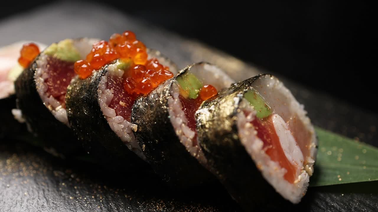 rollo de sushi dorado con salmón y ingredientes