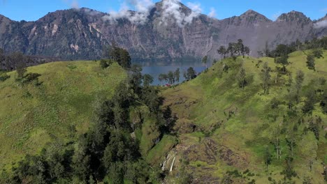 camping en la pared del lago del cráter del volcán monte rinjani en indonesia, nusa tenggara, toma de revelación aérea