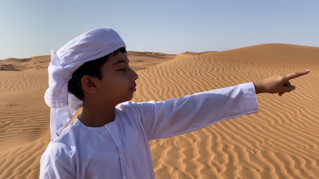 emarati niño mostrando algo de cerca