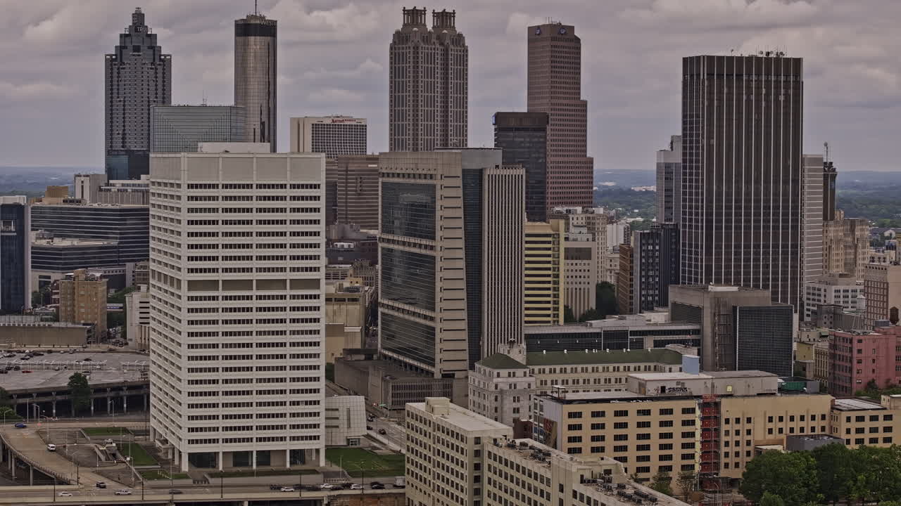 atlanta georgia aerial v919 zoom drone flyover sur del centro de la ciudad, capturando el paisaje urbano con edificios de gran altura que bordean el horizonte del distrito central de negocios - filmado con mavic 3 pro cine - mayo 2023