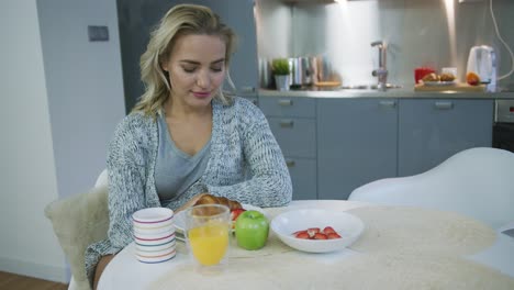 mujer soñando durante el desayuno