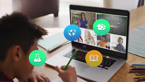 animación de iconos coloridos sobre un escolar asiático que usa una computadora portátil para una lección en línea