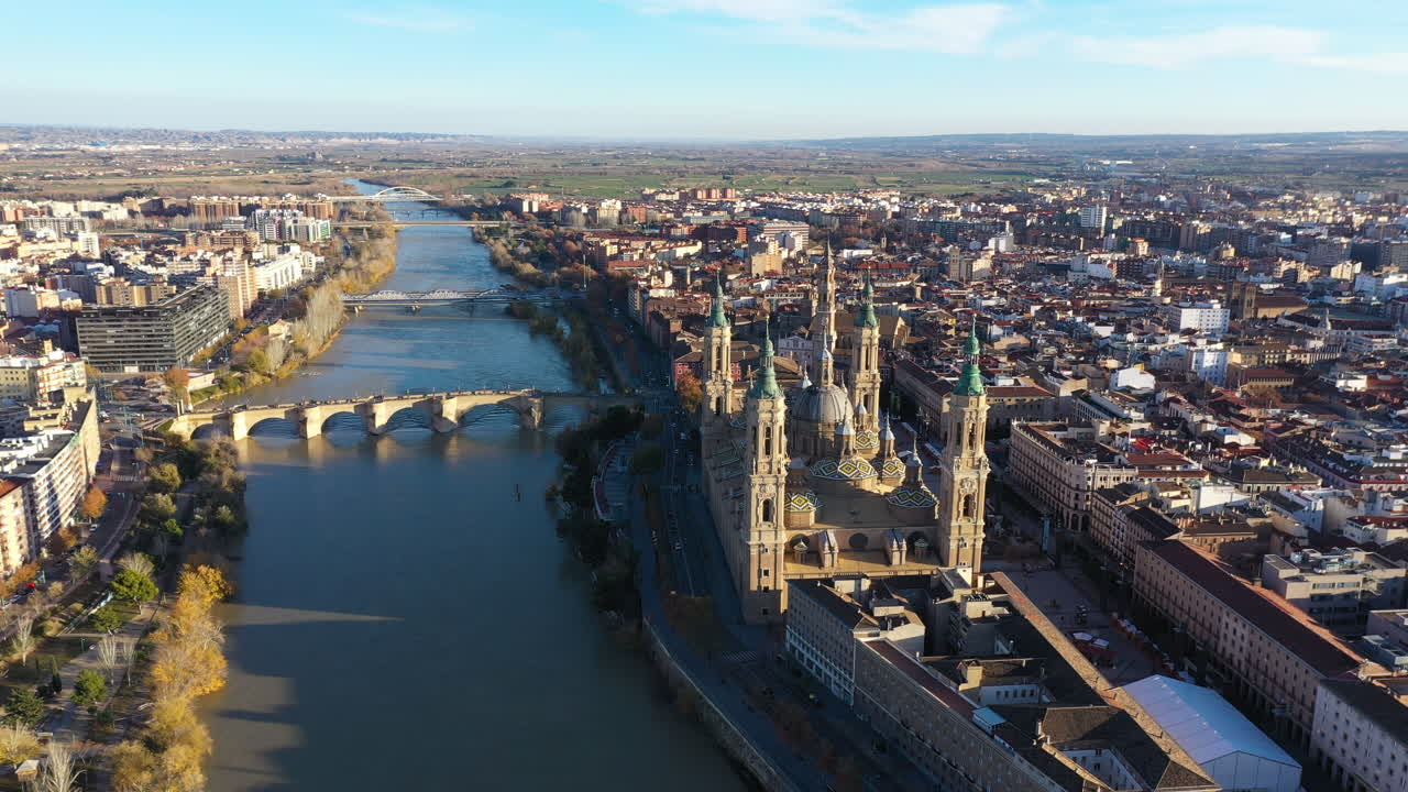 에브로 강 (ebre river) 을 가로질러 스페인 사라고사 (saragossa) 에 있는 로마 가톨릭 교회.