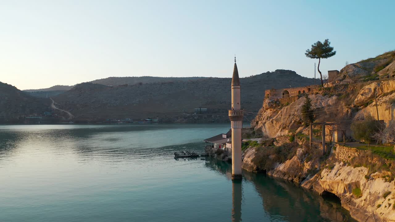 vista aérea de la ciudad hundida de halfeti en sanliurfa. imágenes en 4k en turquía