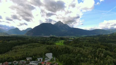 Vista-De-Pájaro-Que-Muestra-Los-Alpes-Austriacos-En-Un-Entorno-Exuberante