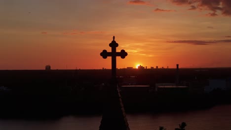 catedral de san pedro apóstol cruz durante la puesta de sol en san pedro de macoris, república dominicana