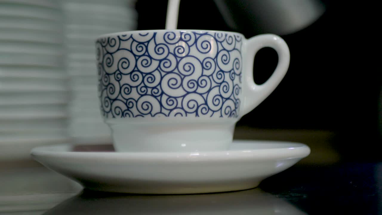 ⁇  컵 에 우유 가  ⁇ 여 있는 클로즈업  ⁇ , 어두운 장면