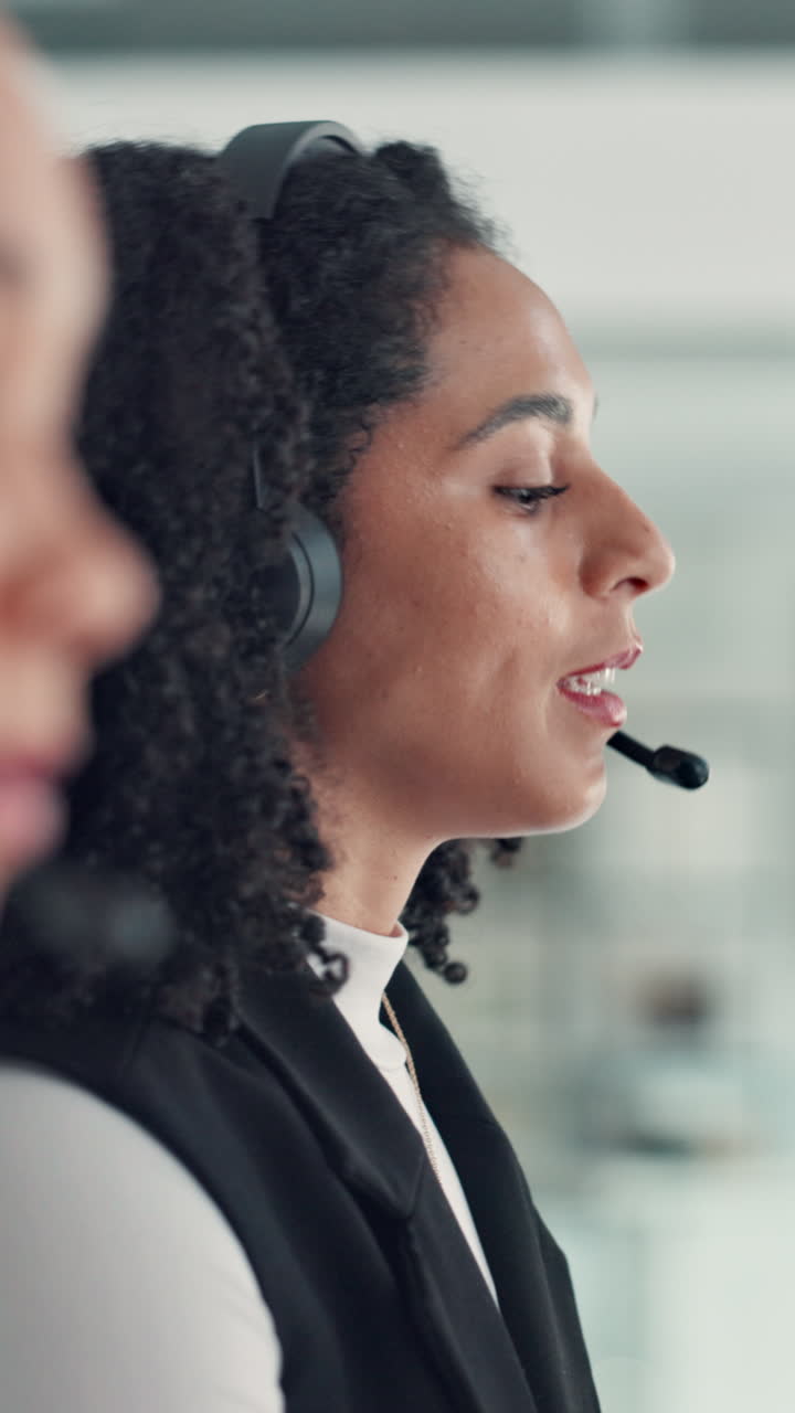 Nærbilde av en kvinne som har på seg et headset og snakker i en mikrofon