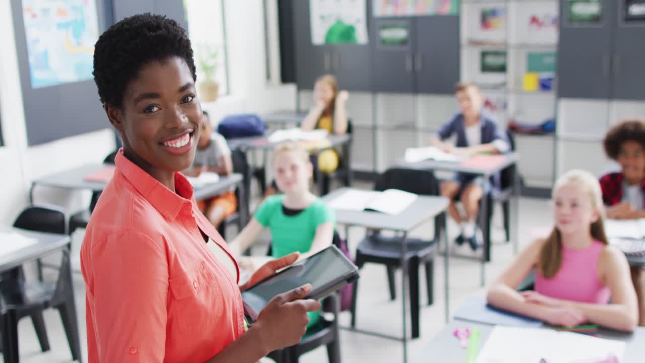 Ritratto di un'insegnante donna di diverse etnie e di felici scolari seduti ai banchi in un'aula scolastica.
