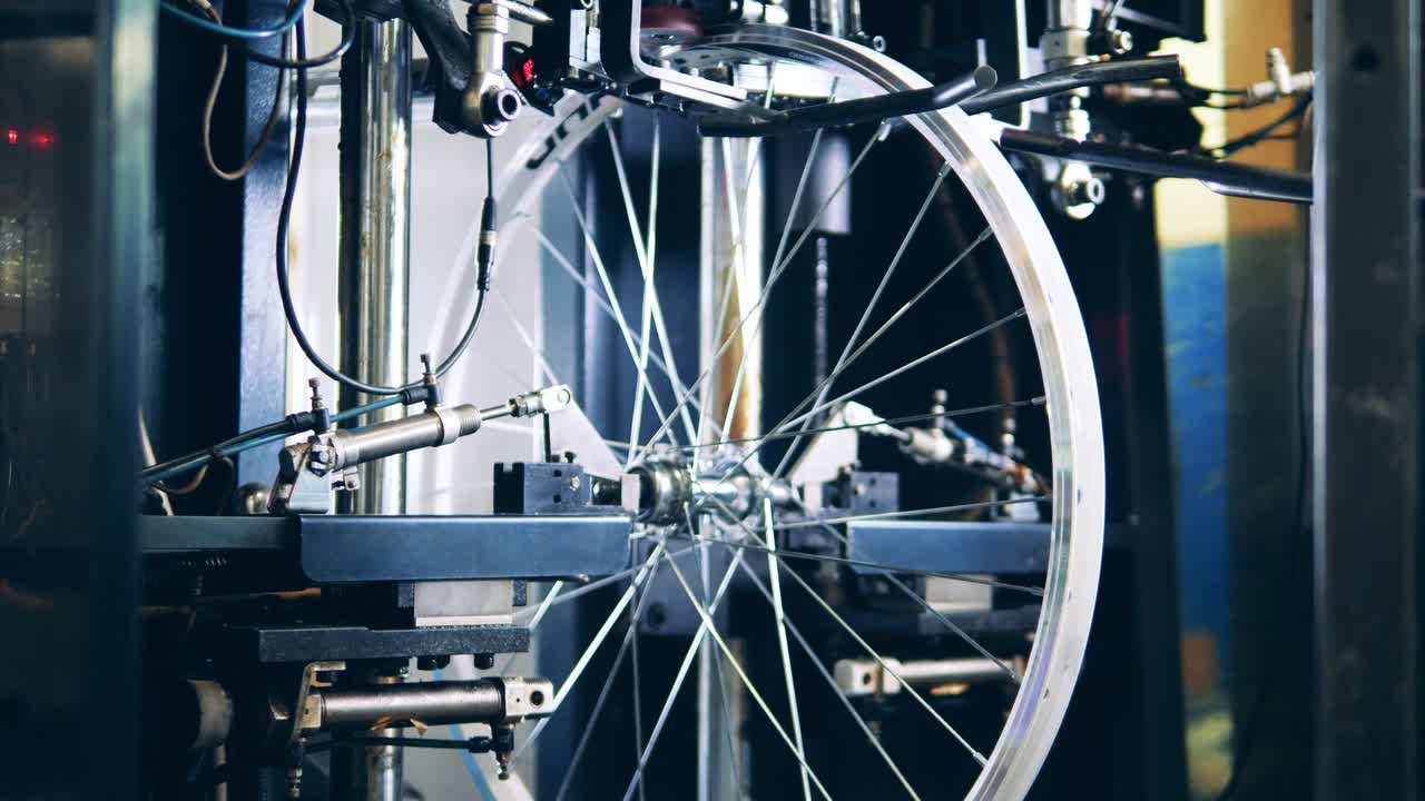máquina de tracción de ruedas de bicicleta en una fábrica de bicicletas