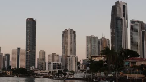 time-lapse de un horizonte de la ciudad durante la puesta del sol