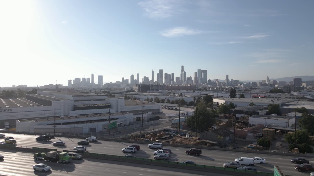 Vuelo aéreo sobre una autopista con el horizonte de Los Ángeles