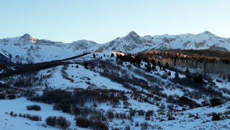 de izquierda a derecha, una cresta de hierba revela la cordillera de sawatch durante la puesta de sol.