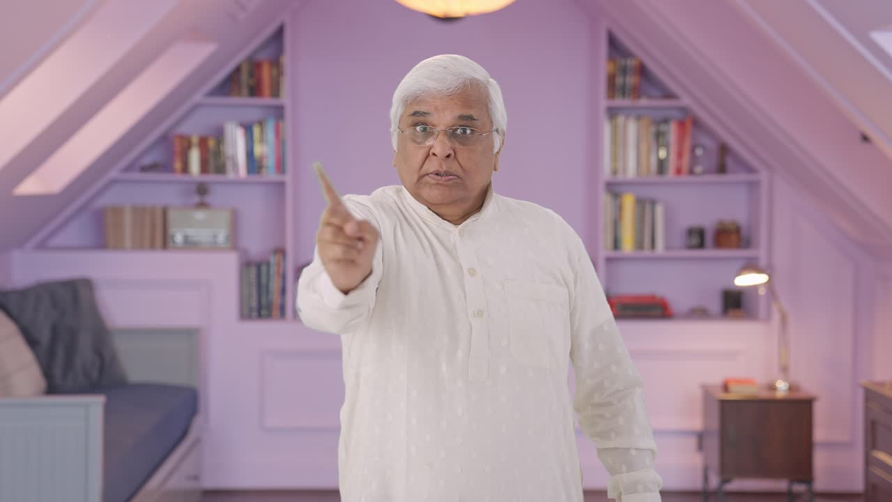 분노 한 인도인 노인 이 누군가 를 막고 있다