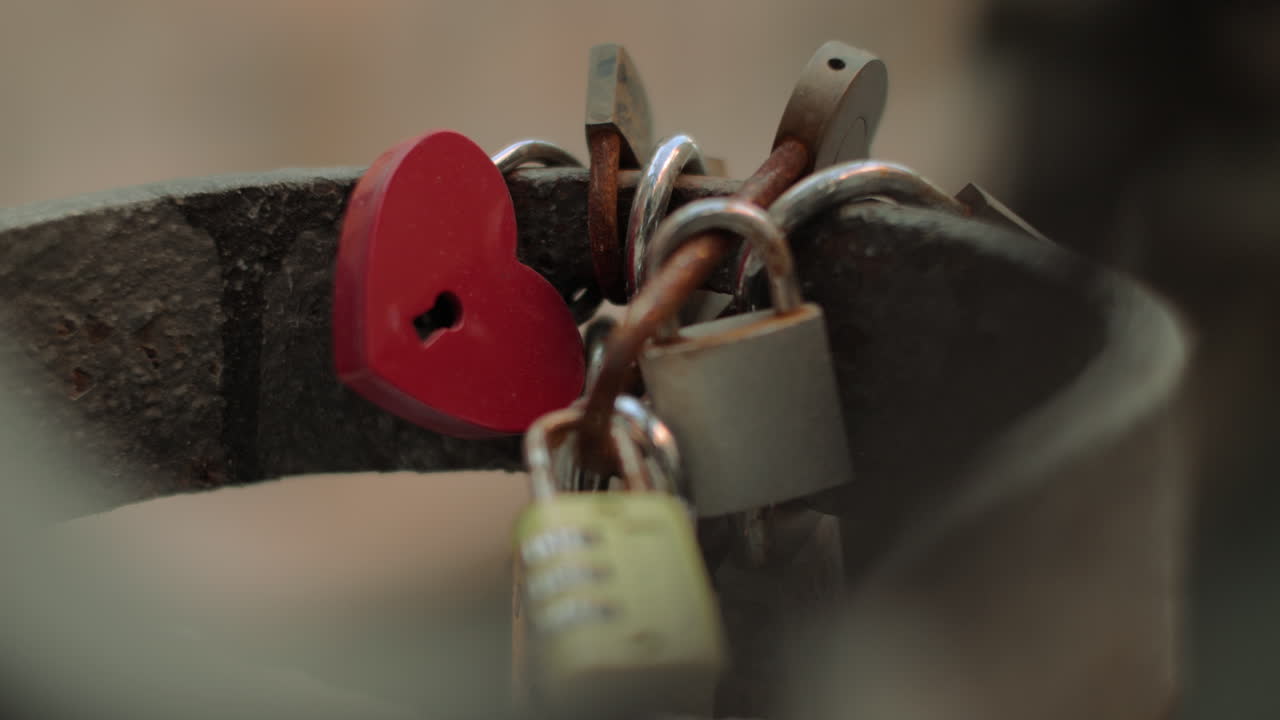 el amor se cierra en la calle.