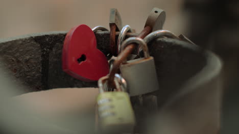 el amor se cierra en la calle.