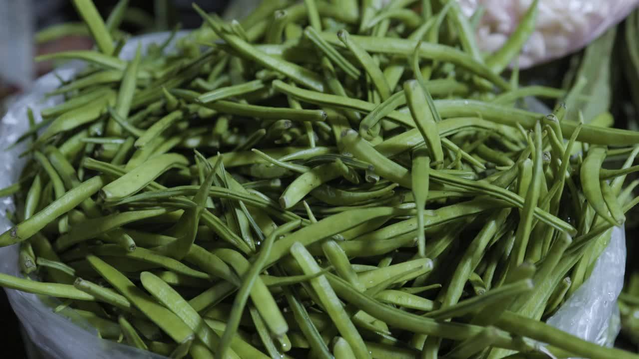 cyamopsis tetragonoloba, guar o frijol en la tienda de verduras para la venta por la noche