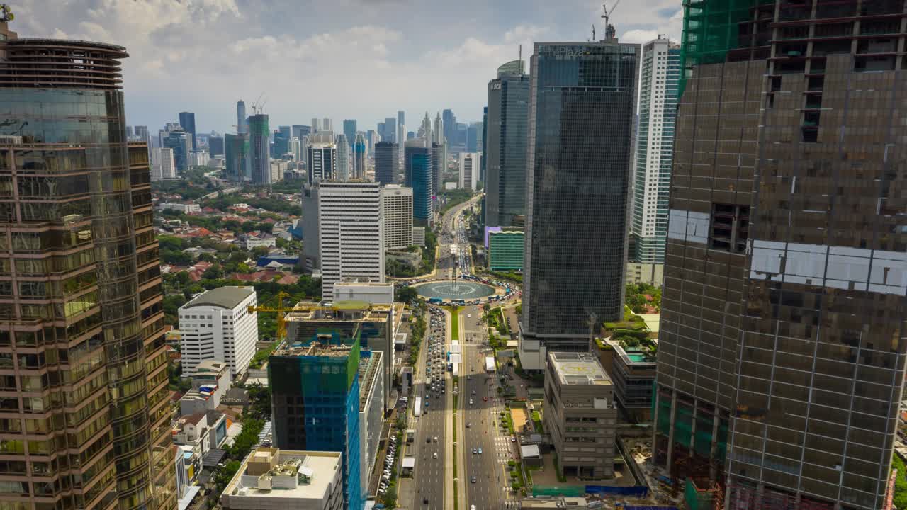 자카르타 시 은 날 자카르 타 시 주요 교통 거리 분수 서클 공중 파노라마 4k 인도네시아