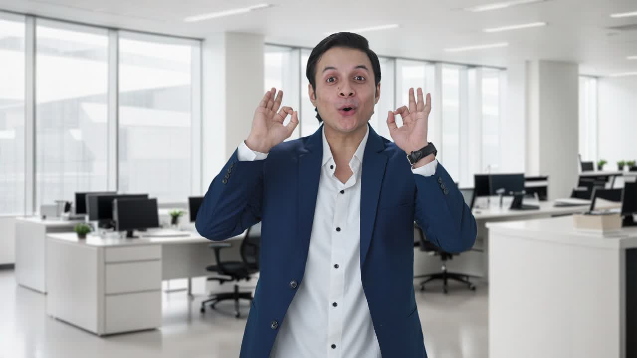 행복 한 인도인 사업가 가  ⁇ 은 표지판 을 보여주고 있다