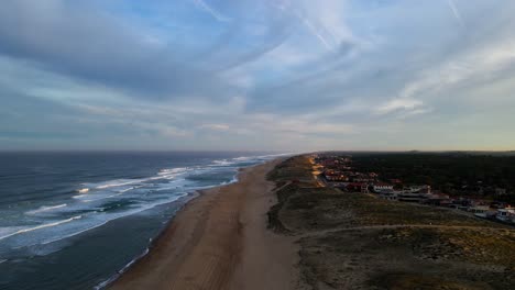 Luftaufnahme-Des-Sonnenaufgangs-Im-Morgenlicht-Hossegor-Surfstrand-Mit-Meereswellen-Und-Langen-Sandstränden