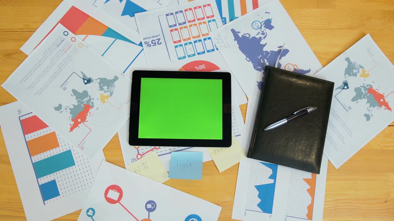hombre usando una tableta con pantalla verde en el escritorio de la oficina, espacio de trabajo, búsqueda de información