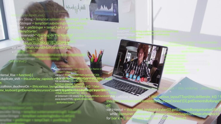 Animation af databehandling over bagfra-billede af kaukasisk mand, der har et videoopkald på bærbar computer på kontoret.