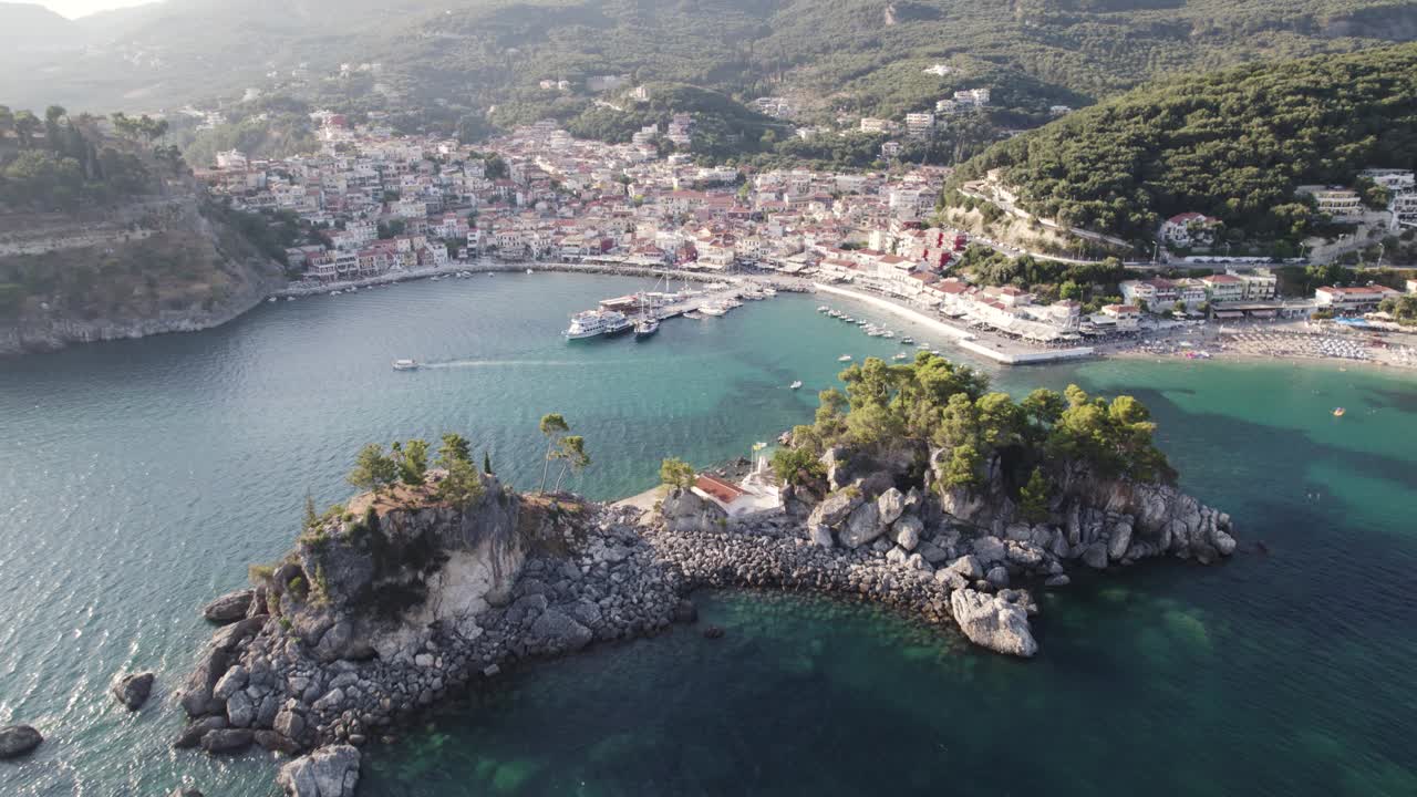 리조트 타운 파르가의 해안선에 있는 바위가 많은 파나기아 섬 위로 드론 철수