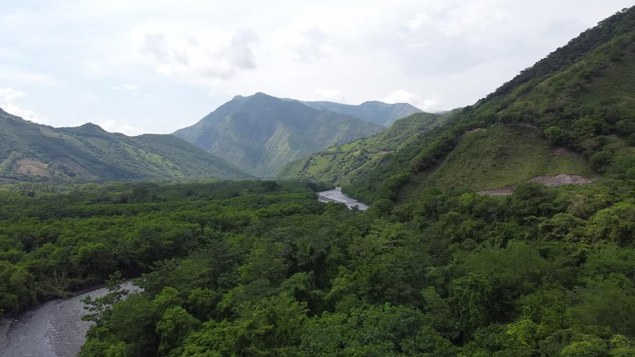 hermosas montañas colombianas en utica, colombia