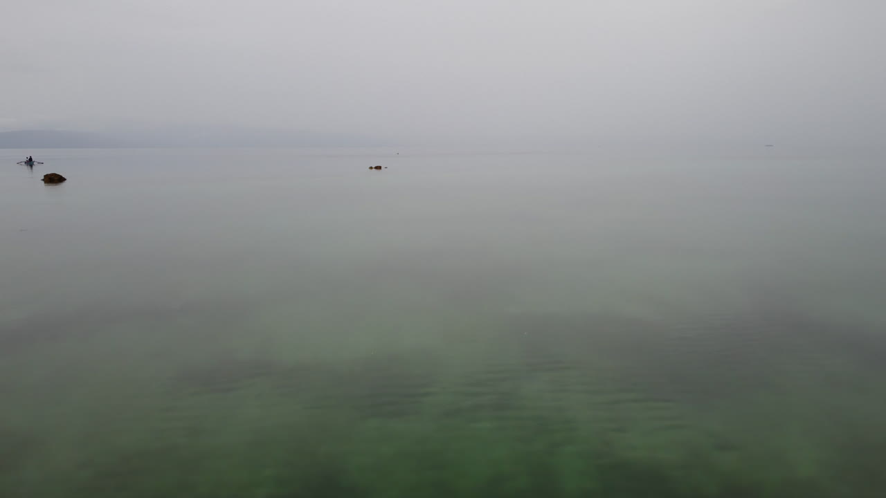 세부, 필리핀, 아시아, 드론, 공중에서 물고기가 물에 스프레이하는 동안 아웃리거 보트를 날아