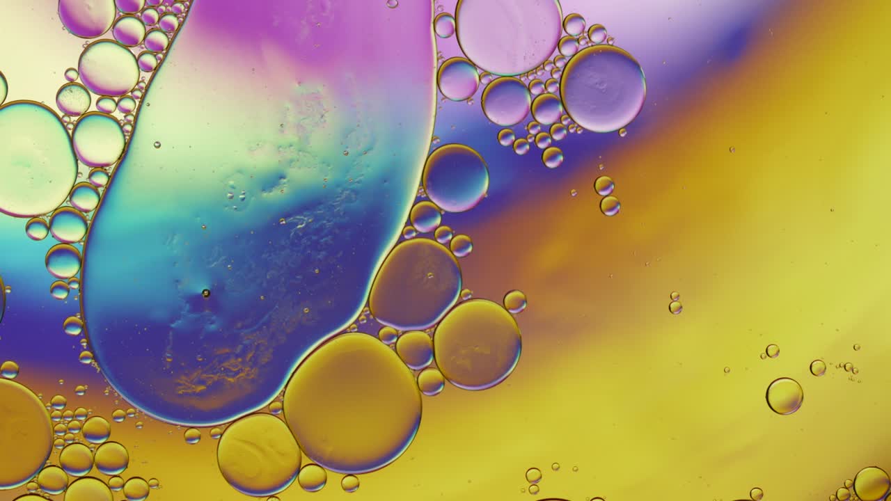 추상적인 다채로운 음식 기름 방울 거품과 구가 흐르고