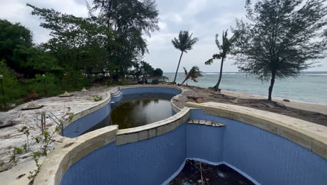 piscina en ruinas abandonada con agua sucia junto a la playa, isla de gili air indonesia