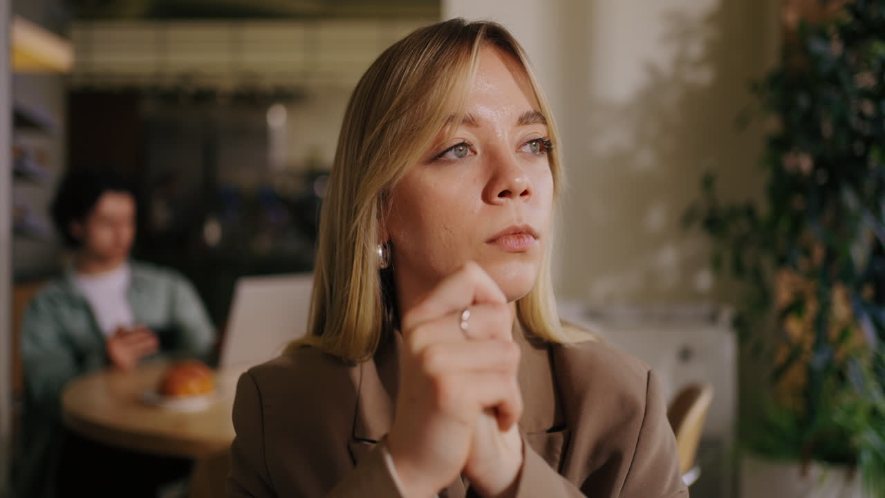 mujer trabajando en una computadora portátil en una oficina