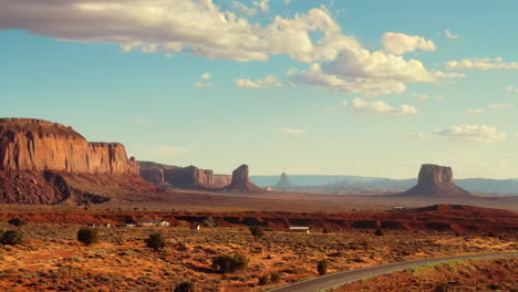 erleben sie monument valley wie nie zuvor mit diesen atemberaubenden drohnenaufnahmen