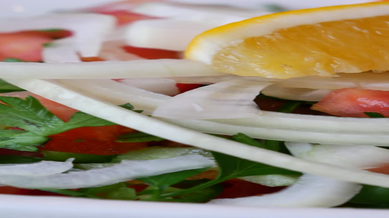 레몬 을 넣은 신선 한 채소 러드 의 클로즈업